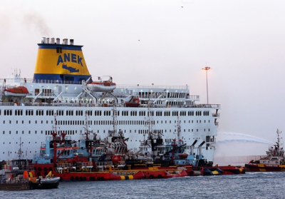 У Греції загорівся пором з тисячею людей на борту