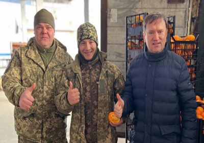 Підприємці Греції для українських військових відправили 40 тонн апельсинів 