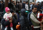 Грецькі родини звертаються за благодійною допомогою. Фото: novinite.com