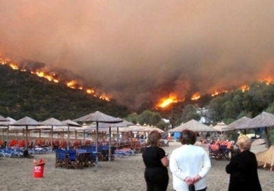 Греція горить: вогонь підбирається до відомих курортів