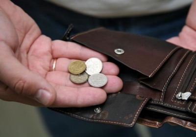В апреле средняя зарплата украинцев снизилась на 25 грн