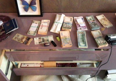 В Киеве камера сняла, как понятой на обыске украл 20 тыс грн