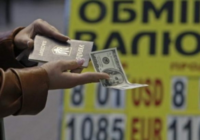 Українці знову куплятимуть валюту за паспортами