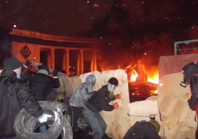 Силовикам не удалось разобрать баррикады протестующих на Грушевского
