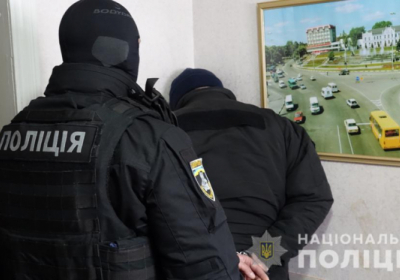 Двух полицейских задержали в Потавской области во время получения 10 тыс. взятки
