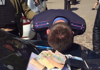 У Києві СБУ затримала двох слідчих, які вимагали хабар на суму $5 тисяч, - фото
