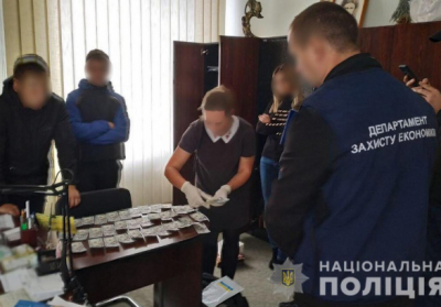 В Ровно чиновника задержали при получении $10 тыс. взятки
