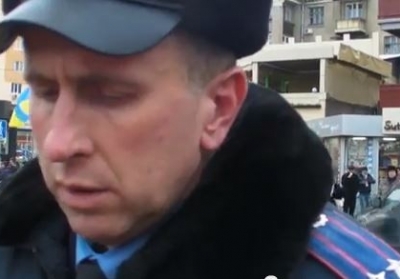 Міліціонер у Харкові допоміг провокатору-тітушку сховати ножа та втекти з місця злочину (відео)