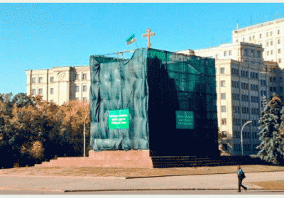 На постаменте памятника Ленину в Харькове установили крест
