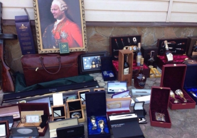 У харківського чиновника знайшли зброю, коштовності і власні портрети у стилі  Наполеона
