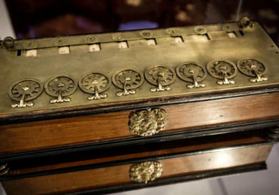 У Франції намагаються продати на аукціоні перший у світі калькулятор