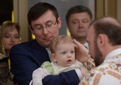 Луценко став хрещеним батьком 1,5 річної доньки нардепа Стеця