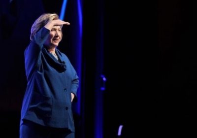 Женщина бросила туфлей в Хиллари Клинтон во время ее речи