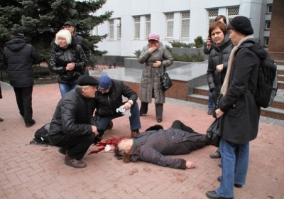 Жінка, в яку стріляли біля СБУ у Хмельницькому, жива