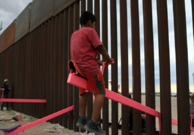 На кордоні Мексики та США встановили дитячі гойдалки