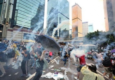 В Гонконге полиция применила слезоточивый газ для разгона демонстрантов, - фото