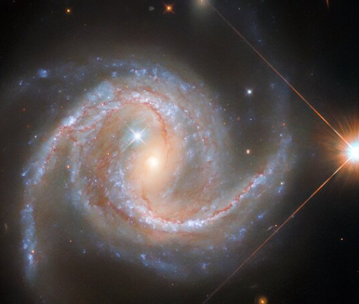 Hubble зробив яскраву фотографію спіральної галактики в сузір’ї Гідра