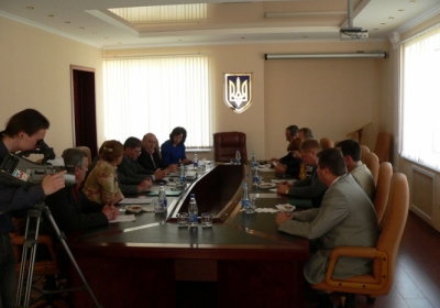 Лариса Пічахчі у синьому піджаку у кінці столу ліворуч. Фото: ilyichevsk-rada.gov.ua