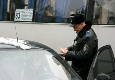 Інспектори ДАІ забрали на штрафмайданчик бус за те, що він нібито віз папір на Майдан