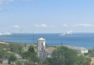 У районі Кримського мосту пролунали вибухи. Навколо нього багато диму