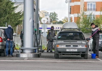 В Україні почав дешевшати бензин