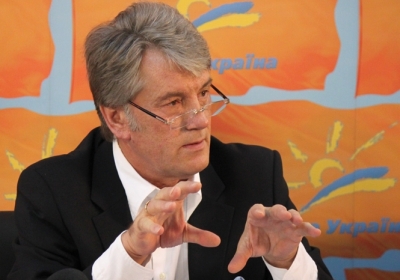 Ющенко готовий забрати гроші з банку через ситуацію з гривнею