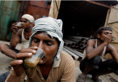 В Индии поймали продавца горячих напитков, который брал воду для чая из туалета