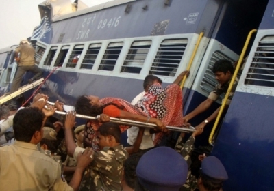 Более 20 человек погибли при аварии поездов в Индии