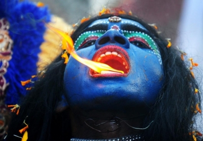 Индия, Аллахабад, 8 апреля 2014 года. Индийский актер, изображающий индуистскую богиню Кали, участвует в процессии во время праздника Рам Навами - дня рождения бога Будды. Празднику предшествует девятидневный пост. Фото: AFP