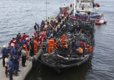 23 человека погибли в результате пожара на пароме в Индонезии, - ФОТО