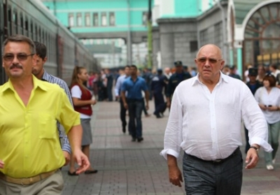 Міністр соцрозвитку Сергій Пихтін (праворуч) зустрічає поїзд з біженцями. Фото: nso.ru