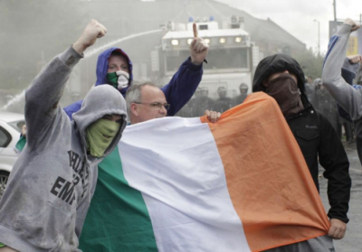 Северная Ирландия: полиция применила водометы для разгона протестов