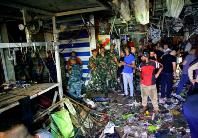 Люди на месте взрыва на рынке в городе Садр, Ирак, 19 июля 2021 Фото: AP Photo / Khalid Mohammed