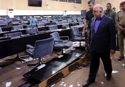 Премьер Ирака аль-Абади осматривает масштабы повреждений сдания парламента. Фото: Facebook / Haider al-Abadi