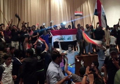 Демонстранты штурмом захватили парламент Ирака: требуют реформ - ВИДЕО