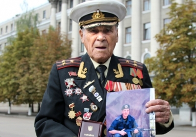 96-летний ветеран войны получил посмертную награду погибшего внука - видео