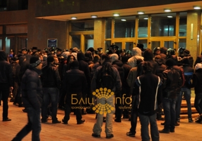 В Ивано-Франковске митингующие пытались захватить помещение ОГА (видео)