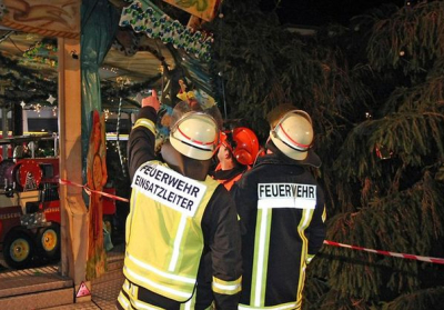У Німеччині на відвідувачів різдвяного ярмарку впала 15-метрова ялина