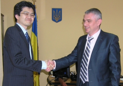 Сато Йошіхару зліва. Фото: menr.gov.ua