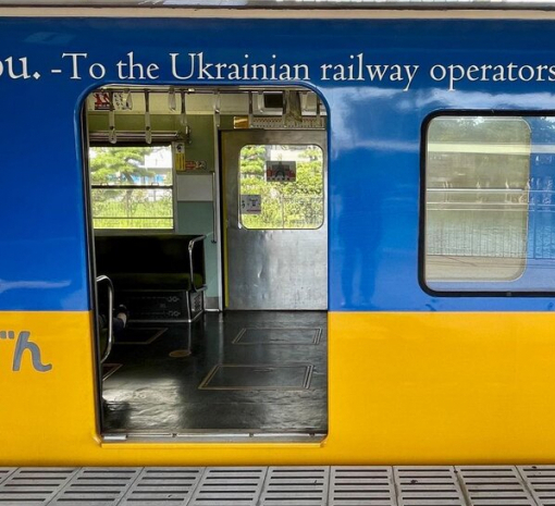 В Японії запустили синьо-жовтий потяг 