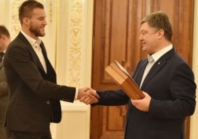 Порошенко наградил футболистов и наставника сборной Украины именным огнестрельным оружием