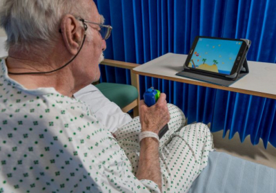 Чоловік із джойстиком, який допомагає у реабілітації після інсульту Фото: Імперський коледж Лондона