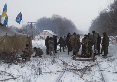 На Донбасі невідомі зі зброєю штурмують учасників блокади: є поранені