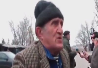 Житель Станицы Луганской жалуется на обстрелы террористов: три снаряда с огорода вытащил, - видео