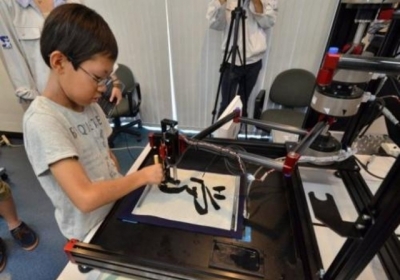 Японці придумали робота, що вчить дітей малювати ієрогліфи (відео)