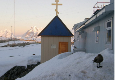 Українські полярники в Антарктиді розчистили двометрові замети на шляху до каплиці, щоб відзначити Різдво