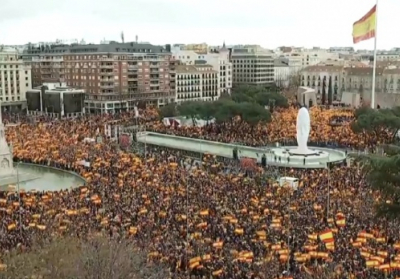 В Мадриде десятки тысяч людей протестуют против 