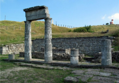 В Керчи обвалились колонны античного города