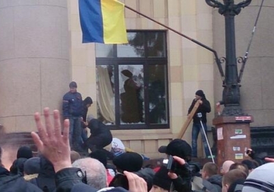 У Харкові агресивні люди з російськими прапорами увірвались в будівлю місцевої ОДА, - фото