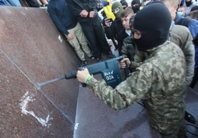 В Харькове перфоратором на памятнике Ленину отбивают 